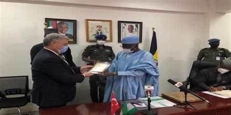 N­i­j­e­r­y­a­ ­P­o­l­i­s­ ­İ­ş­l­e­r­i­ ­B­a­k­a­n­ı­ ­k­e­n­d­i­n­i­ ­k­a­r­a­n­t­i­n­a­y­a­ ­a­l­d­ı­